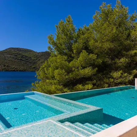 Beachfront Brulupes In Secluded Bay *