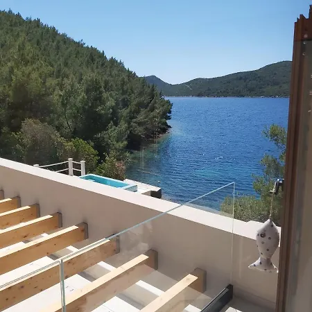 Beachfront Brulupes In Secluded Bay