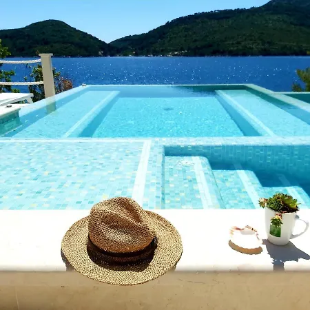 Beachfront Brulupes In Secluded Bay Villa *