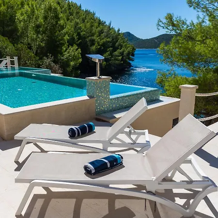 Beachfront Brulupes In Secluded Bay Villa *