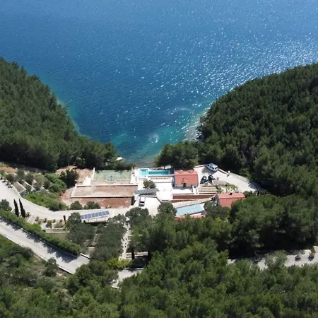 Beachfront Brulupes In Secluded Bay Villa *