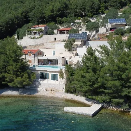 Beachfront Brulupes In Secluded Bay