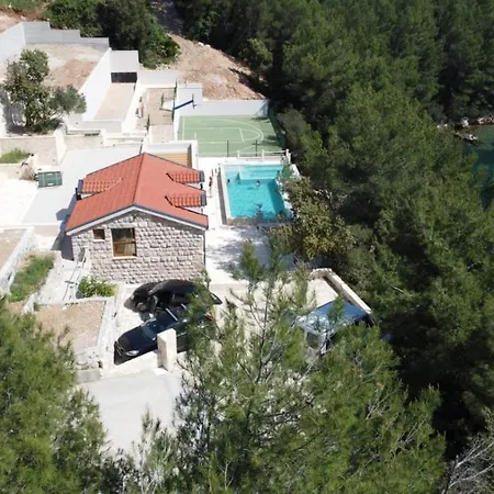 Villa Beachfront Brulupes In Secluded Bay