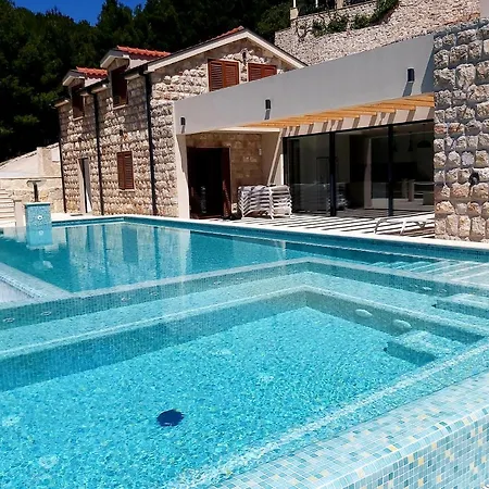 Beachfront Brulupes In Secluded Bay