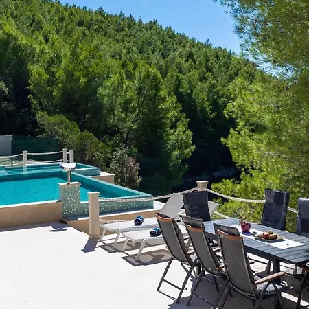 Beachfront Brulupes In Secluded Bay * Konstari