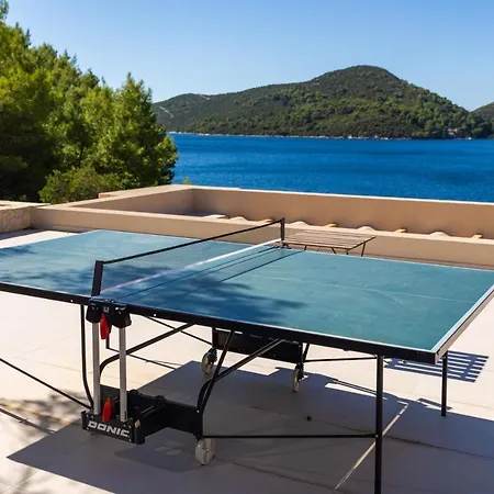 Villa Beachfront Brulupes In Secluded Bay
