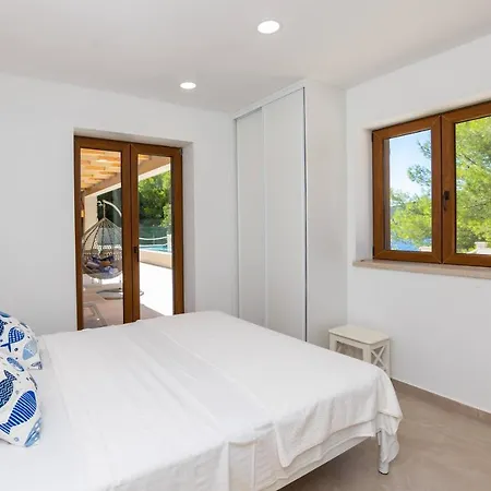 Villa Beachfront Brulupes In Secluded Bay *
