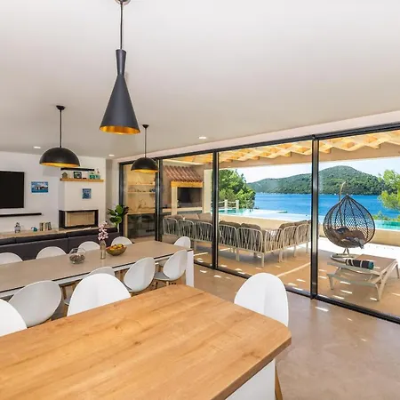 Villa Beachfront Brulupes In Secluded Bay *