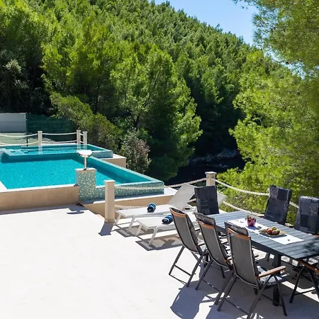Beachfront Brulupes In Secluded Bay *